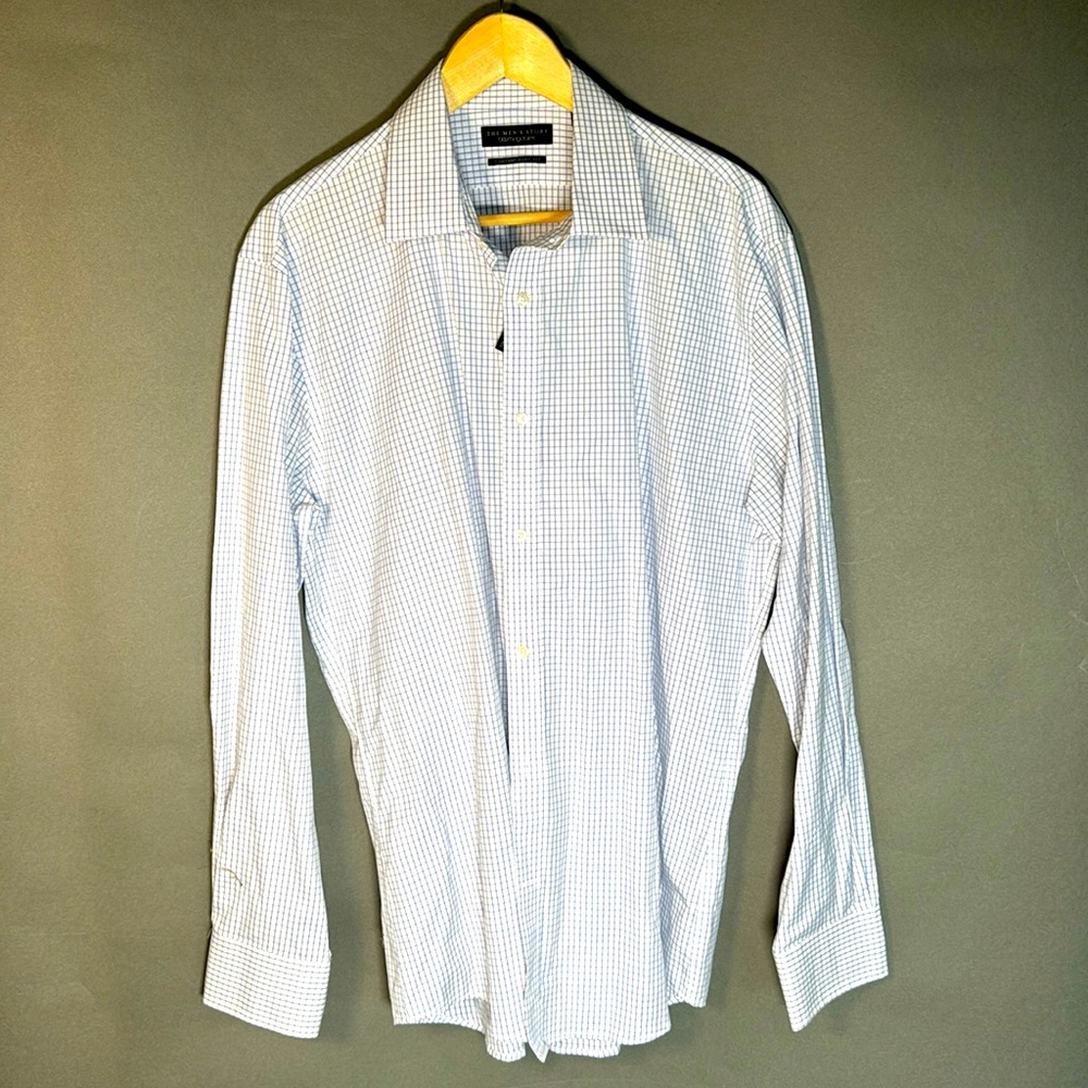 Bloomingdale’s Men’s dress shirt. Sz 17”/34”. Whit with blue lines.